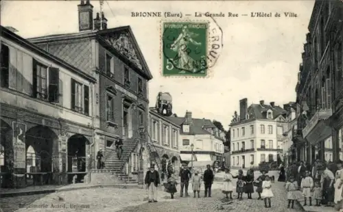 Ak Brionne Eure, BRIONNE, La Grande Rue, L'Hôtel de Ville, Menschen auf der Straße