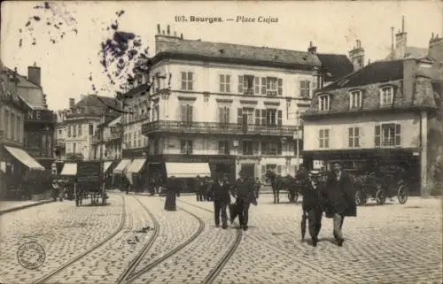 Ak Bourges Cher,  Place Cujas, Straßenansicht, Pferdefuhrwerke, Menschen