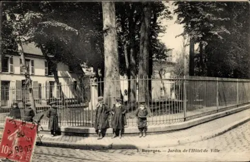 Ak Bourges Cher,  Jardin de l'Hôtel de Ville, Menschen in Uniform, Bäume