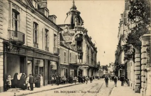 Ak Bourges Cher, Straße mit Geschäften, Menschen auf der Straße,  Gebäude