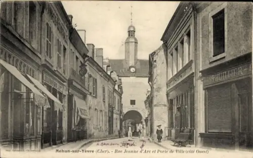 Ak Mehun sur Yevre Cher, Rue Jeanne d'Arc et Porte de Ville, cote Ouest