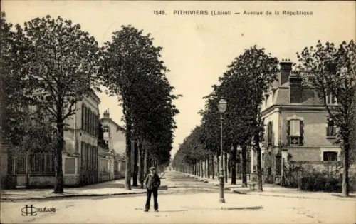Ak Pithiviers Loiret, Avenue de la République,  Bäume, Straße, Junge