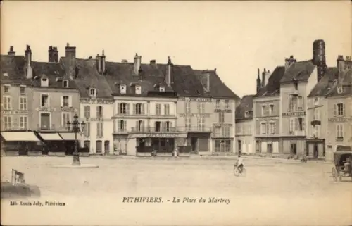 Ak Pithiviers Loiret, Platzansicht, Geschäfte, Fahrräder,  La Place du Martrey