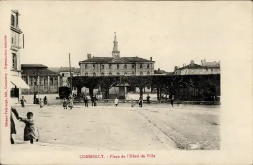 Ak Commercy Lothringen Meuse, Platz de l'Hôtel-de-Ville, Menschen, Bäume, Gebäude