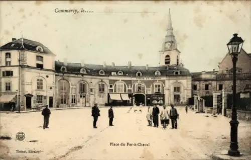 Ak Commercy Lothringen Meuse, Platz du Fer-à-Cheval,   Gebäude, Menschen auf der Straße