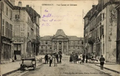 Ak Commercy Lothringen Meuse, Straße mit Menschen, Wagen, Gebäude, Beschriftung 'FATALOT VINS', C