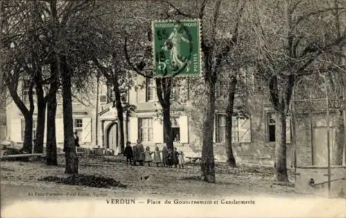 Ak Verdun Meuse,  Place du Gouvernement et Gendarmerie, Kindergruppe, Poststempel