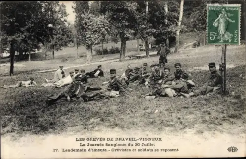 Ak Draveil Vigneux Essonne, Lendemain d´Émeute 30 Juillet, Grévistes et Soldats se reposent