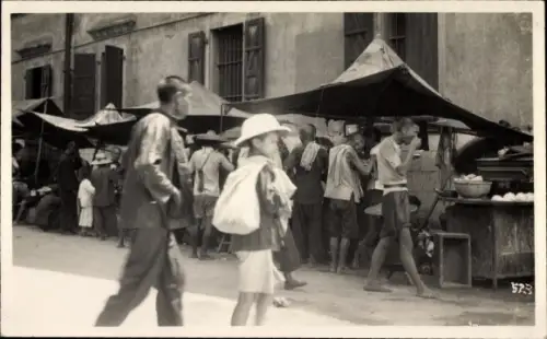 Foto Ak Asien, Straßenhändler in einem Ort