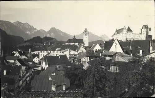 Ak Füssen im Ostallgäu, Hohes Schloss mit Ort