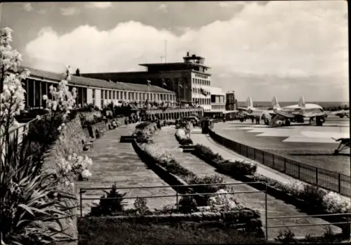 Ak Leinfelden Echterdingen auf den Fildern, Flughafen Stuttgart, Flugzeuge, Landebühne, Tribüne