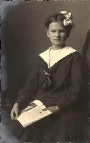 Foto Ak Mädchen liest ein Buch, Porträt
