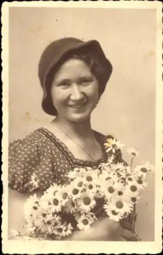 Foto Portrait einer Frau mit Blumenstrauß