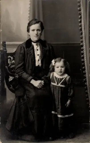 Foto Ak Portrait einer Mutter mit Tochter