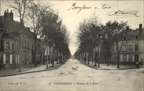 Ak Parthenay Deux Sèvres, Avenue de la Gare,  Bäume, Straßenansicht,  von V. G.