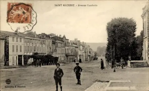Ak Saint Maixent Deux Sevres, Schwarz-Weiß-Foto, Straße mit Kindern, Häuser, Fahrräder, Poststemp