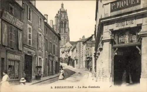 Ak Bressuire Deux Sèvres, Straße mit Häusern, Turm im Hintergrund, Frauen in n Kleidern