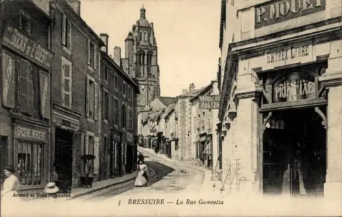 Ak Bressuire Deux Sèvres, Straße mit Gebäuden, Turm im Hintergrund, Text auf Französisch, keine P