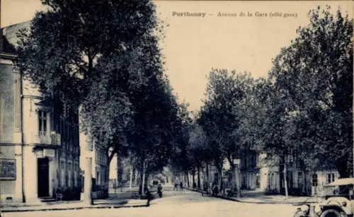 Ak Parthenay Deux Sèvres, Avenue de la Gare, Bäume, Straßenansicht, Parthenay