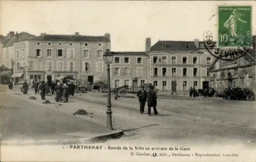 Ak Parthenay Deux Sèvres,  Eingang zur Stadt, Menschenmenge, Straßenansicht, Poststempel