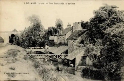 Ak Briare Loiret,  Loiret, Les Bords de la Trézée, Flusslandschaft, Häuser, Brücke