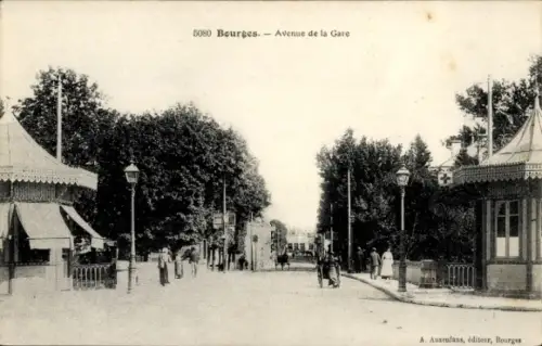 Ak Bourges Cher, Avenue de la Gare,   , Menschen, Bäume, Laternen