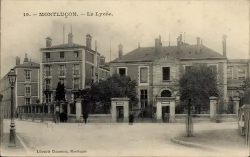 Ak Montluçon Allier,  Lycée, Gebäude, Bäume, Schwarz-Weiß,  