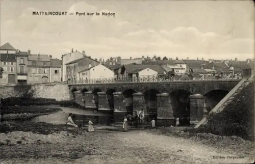 Ak Mattaincourt Vosges, Brücke über den Nadon, Häuser im Hintergrund, Menschen am Ufer