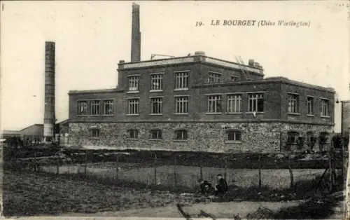 Ak Le Bourget Seine Saint Denis,  Usine Wortington, Fabrikgebäude, zwei Personen im Vordergrund