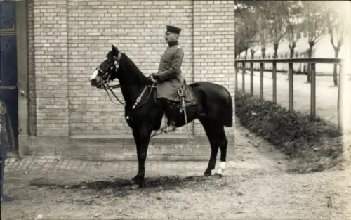 Foto Ak Deutscher Soldat zu Pferd, Uniform