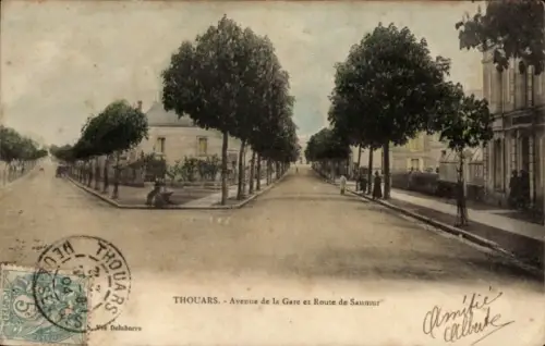 Ak Thouars Deux Sèvres, Avenue de la Gare, Route de Saumur, Bäume, Straßenansicht