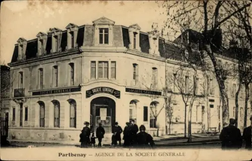 Ak Parthenay Deux Sèvres, SOCIETE GENERALE,  Menschen auf der Straße,  