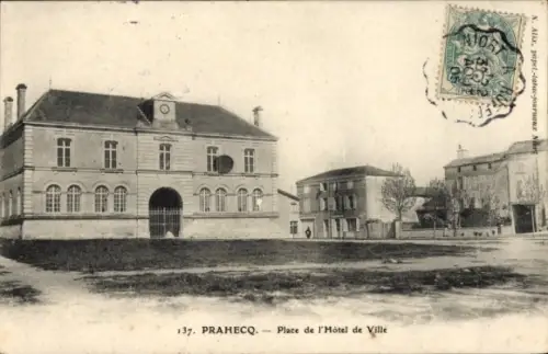 Ak Prahecq Deux Sèvres ,  von  Platz vor dem Hôtel de Ville, Gebäude, Bäume