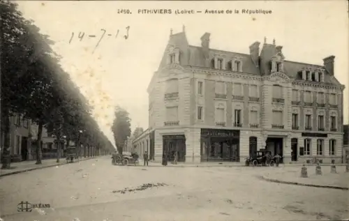 Ak Pithiviers Loiret, Schwarz-Weiß-Bild, Gebäude, Straße, Autos, Bäume, Avenue de la République
