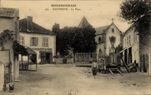 Ak Hauterive Allier, Bourbonnais,  La Place, Straße, Gebäude, Mensch