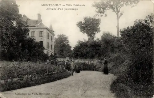 Ak Montsoult Val-d’Oise,  Villa Béthanie, Ankunft eines Patronats, Menschenmenge