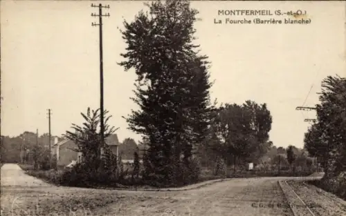 Ak Montfermeil Seine Saint Denis,  La Fourche, Barrière blanche, Straßenansicht, Bäume, Strommast