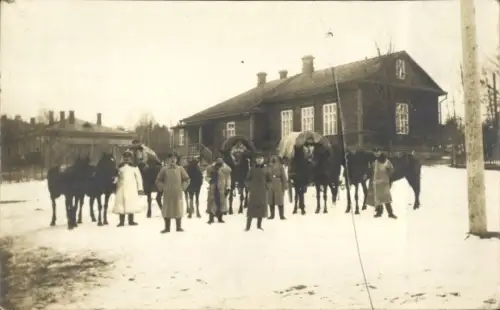 Foto Ak Białowieża Bialowies Polen, deutsche Feldpoststation 61, Februar 1916, Soldaten, Pferde