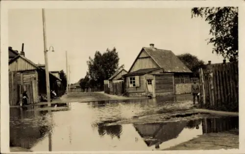 Foto Ak Białystok Bialystok Polen, überschwemmte Straße bei Regenwetter 1916, Holzhäuser, 1. WK