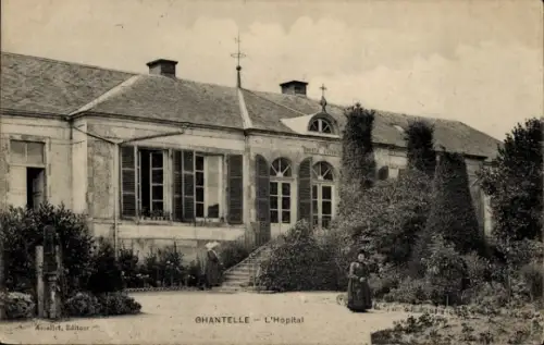 Ak Chantelle Allier, Krankenhaus, Garten, Frau in r Kleidung,  von Chantelle