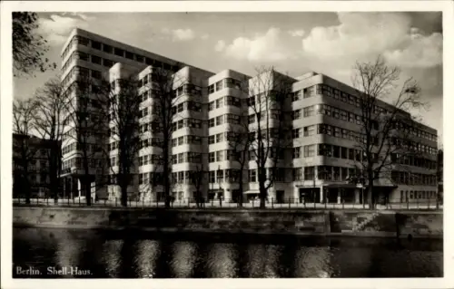Ak Berlin Tiergarten, Shell-Haus, modernes Gebäude, Wasser, Bäume
