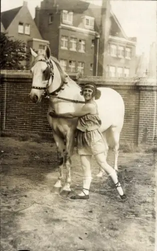 Foto Frau mit weißem Pferd, Portrait
