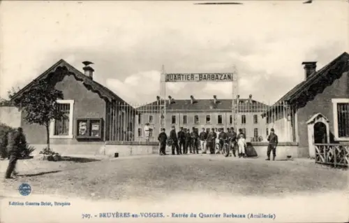 Ak Bruyeres en Vosges Lothringen Vosges, Entrée du Quartier Barbazan, Artillerie