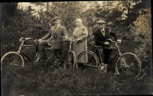 Foto Ak Radfahrer, Gruppenfoto, Fahrräder