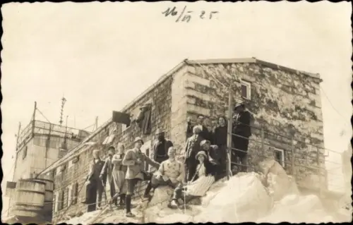 Foto Ak Gruppenfoto auf Trümmer