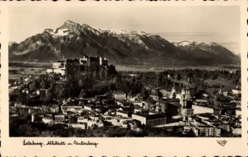 Ak Salzburg in Österreich, Schwarz-Weiß-Bild, Stadtansicht, Berge im Hintergrund, Schloss, keine 