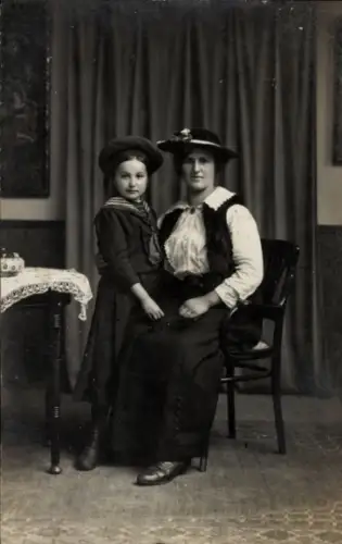 Foto Ak Portrait einer Mutter mit ihrer Tochter