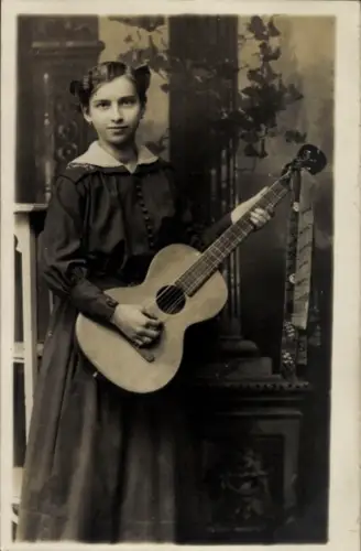 Foto Ak Portrait einer jungen Frau mit Gitarre