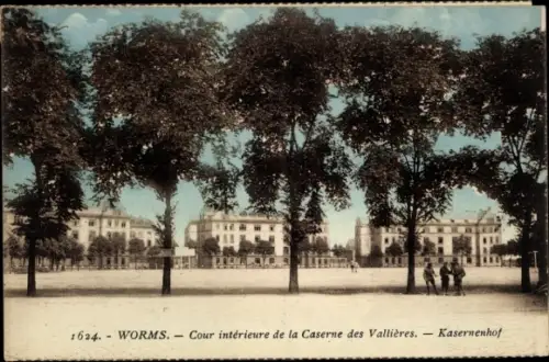 Ak Worms am Rhein, Kasernenhof, Cour interieure de la Caserne des Vallieres