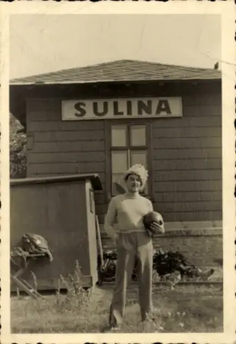 Foto Mann mit Ball in der Hand, Porträt, Sulina